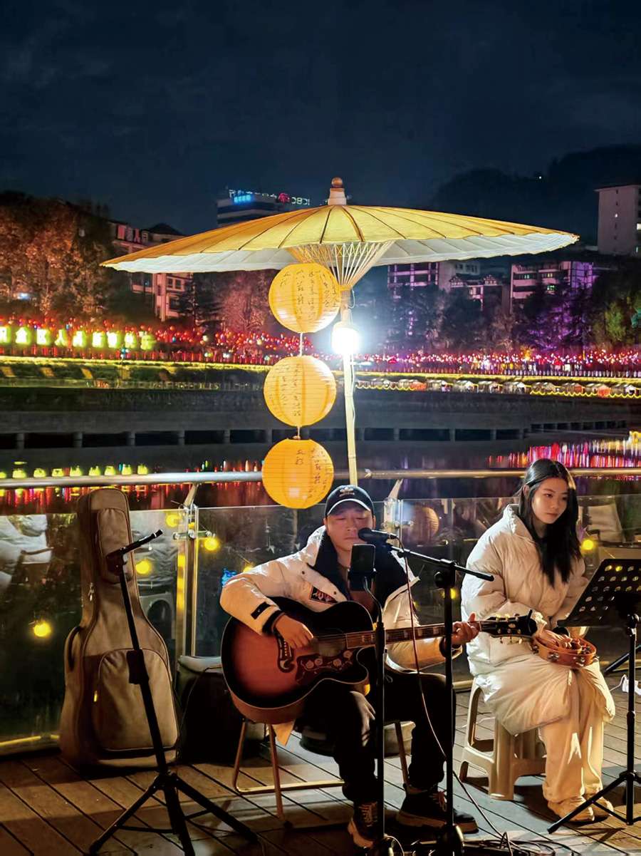 灯饰下唱歌的文艺青年.jpg
