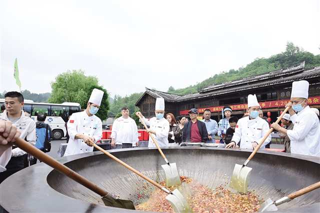 黔江鸡杂美食文化季。.jpg