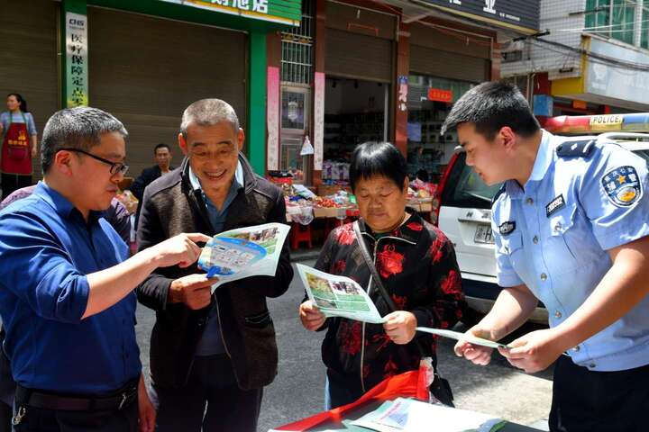普法志愿活动现场.jpg